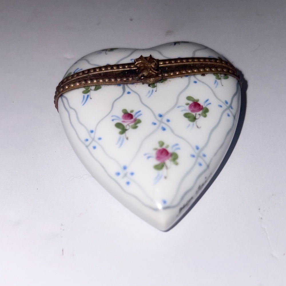 French Limoges Peint Main hinged heart-shaped trinket box - Picture 6 of 10